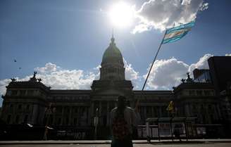 Manifestante com bandeira argentina em frente ao Congresso, em Buenos Aires 14/12/2017 REUTERS/Agustin Marcarian