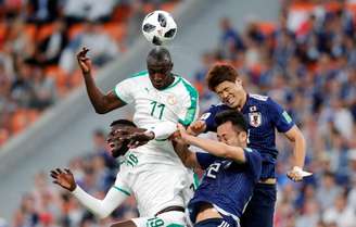 Japoneses Hiroki Sakai e Maya Yoshida em lance com N'Doye e Niang, de Senegal
 24/6/2018                    REUTERS/Carlos Garcia Rawlins 