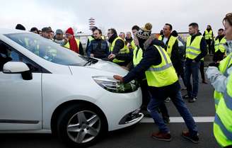 Manifestantes na França protestam contra política econômica de Macron