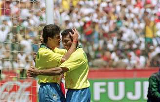 Após o gol, Bebeto agradece Romário pelo passe perfeito que resultou no único gol da vitória da Seleção Brasileira sobre a seleção dos Estados Unidos
