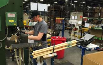 Homem trabalha em linha de produção de pás em fábrica na Pensilvânia, EUA
29/06/2017
REUTERS/Tim Aeppel
