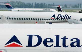 Aeronaves da Delta Airlines no aeroporto Reagan, em Washington. REUTERS/Larry Downing