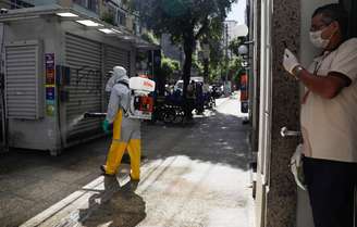 Agente de limpeza desinfecta rua em Niteróis (RJ)
23/03/2020
REUTERS/Ricardo Moraes