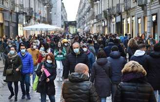 Movimentação em rua comercial de Turim, no norte da Itália