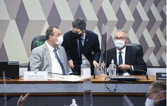 Omar Aziz (PSD-AM), Randolfe Rodrigues e Renan Calheiros durante sessão da CPI