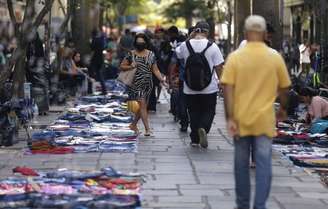 Pedestres caminham entre vendedores ambulantes no centro do Rio de Janeiro
01/09/2020
REUTERS/Ricardo Moraes