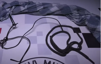 O homem usou fios e um pano para amarrar a criança