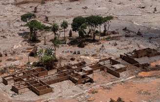 Destroços de escola municipal do distrito de Bento Rodrigues, que ficou coberta de lama após o rompimento de barragem da Samarco, em Mariana
10/11/2015
REUTERS/Ricardo Moraes