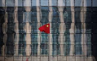 Bandeira da China na sede de banco comercial de Pequim.