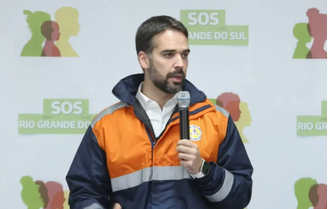 O governador Eduardo Leite durante coletiva nesta sexta-feira, 17, em Porto Alegre (RS)