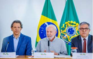 Lula entre os ministros Fernando Haddad (Fazenda) e Alexandre Padilha (Secretaria de Relações Institucionais)