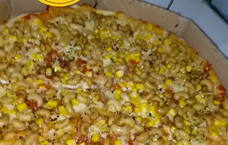 Pizza com recheio de gongo, um tipo de larva de besouro, viralizada nas redes sociais