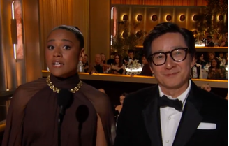 Ariana DeBose e Ke Huy Quan apresentam prêmio no Globo de Ouro