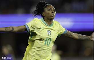 A atacante brasileira Kerolin, de 26 anos, em campo pela Seleção Brasileira
