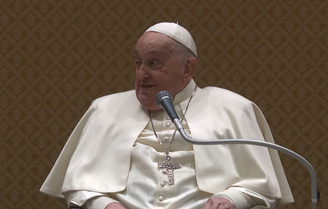 O papa Francisco apareceu publicamente nesta quarta-feira, 16, para agradecer membros do hospital onde esteve internado