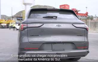 Chevrolet Captiva EV chega ao País em versão Premier e com logotipos escurecidos