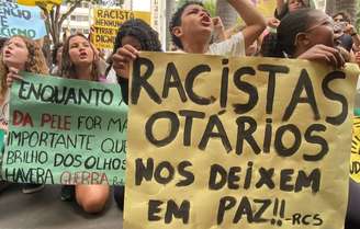 Manifestação de alunos, pais e professores diante do Shopping Pátio Higienópolis, em SP