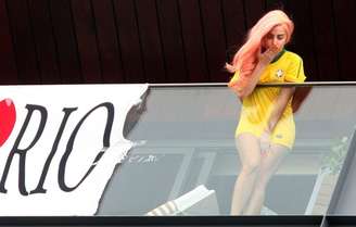 Em 2012, Lady Gaga levou o público ao delírio ao aparecer na janela do hotel em que estava hospedada, em Ipanema, na zona sul do Rio, vestindo a camisa da Seleção Brasileira.