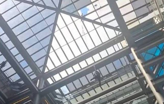 O homem de 48 anos ficou pendurado até que a corda se rompeu