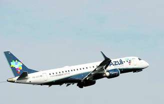 Avião da companhia Azul decola no aeroporto Santos Dumont