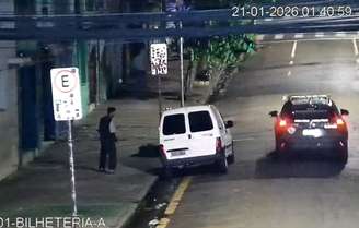 Viatura da polícia persegue quarteto após ato de vandalismo