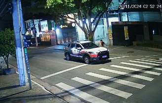 Marco Aurélio passou caminhando sem camisa e deu um tapa no retrovisor da viatura; ele foi perseguido e baleado