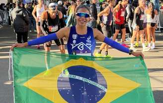 Núbia comemora com a bandeira brasileira ao final (Foto: Arquivo Pessoal)