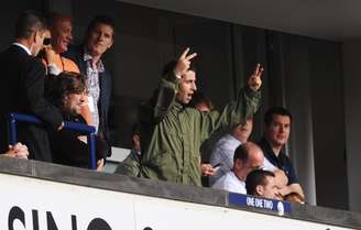 Liam Gallagher (ao centro) entre torcedores em duelo entre Tottenham e Manchester City (