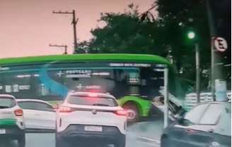 Ônibus elétrico desgovernado atinge ao menos seis veículos no Jabaquara, em São Paulo