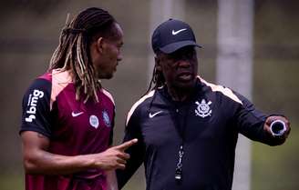 Seedorf e André Carrillo em treino pelo Corinthians 