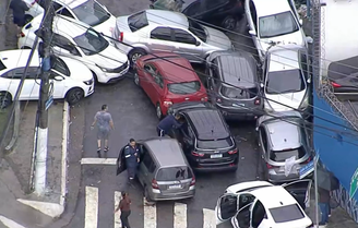 Carros são arrastados por enchente e bloqueiam rua na Zona Sul de São Paulo após temporal