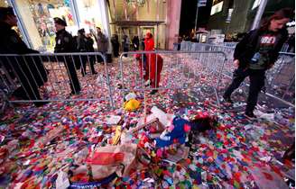 Gari começa a recolher a pilha de lixo deixada pelas pessoas que acompanharam o réveillon na Times Square, na New York, nos Estados Unidos, além do confete usado na festa