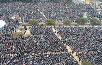 Cerca de 70 mil pessoas se concentraram nos arredores para assistir à posse da vencedora das eleições de dezembro, que antes de ser investida oficialmente realizou a correspondente reverência à bandeira nacional e guardou silêncio pelos mártires patriotas do país