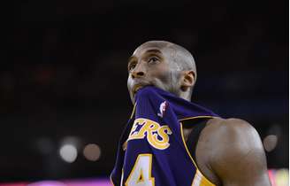 Kobe Bryant brilhou com 36 pontos e oito rebotes, mas não impediu a terceira derrota seguida do time de Los Angeles