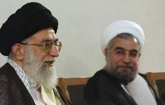 Rohani (dir.) conversa com o líder supremo Ali Khamenei