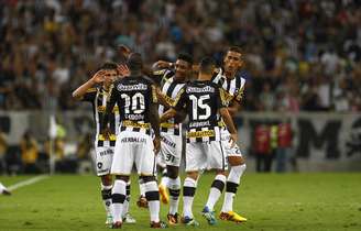 Vitinho, Lodeiro, Gabriel e Rafael Marques celebram com Seedorf depois de gol marcado para o Botafogo em vitória sobre o Vasco no Maracanã