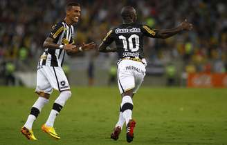 Seedorf comemora com Rafael Marques: ambos foram os maiores destaques em mais uma vitória do líder Botafogo