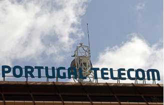 Antena vista no topo da sede da Portugal Telecom em Lisboa. A Portugal Telecom teve um lucro líquido de 257,3 milhões de euros no segundo trimestre de 2013, maior que o esperado, mas continua a sentir pressão nas vendas em seu mercado doméstico em recessão e no Brasil, reduzindo o dividendo anual para um terço, a 0,1 euro por ação. A Portugal Telecom teve um lucro líquido de 257,3 milhões de euros no segundo trimestre de 2013, maior que o esperado, mas continua a sentir pressão nas vendas em seu mercado doméstico em recessão e no Brasil, reduzindo o dividendo anual para um terço, a 0,1 euro por ação. 28/02/2013.