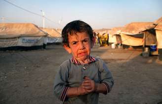 Refugiado curdo posa para foto ao entardecer no campo de Quru Gusik, em imagem do dina 27 de agosto