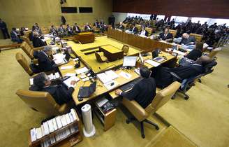 Ministros do Supremo avaliam a aceitação de embargos infringentes no processo do mensalão