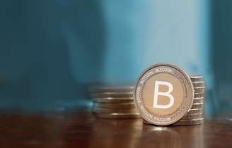 O bitcoin é uma moeda virtual, criada em 2009, que dispensa um órgão regulador e vem se popularizando em transações online 
