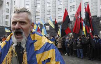 Pessoas se reúnem na sede do governo, em Kiev, em mais um dia de protesto