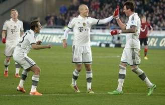 <p>Rafinha (esq) comemora com colegas do Bayern; brasileiro deu duas assistências em goleada</p>