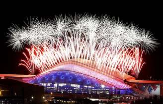 Fogos da cor russa iluminam céu de Sochi em encerramento