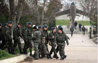 Soldados ucranianos marcham dentro da base aérea militar Belbe, próximo de Sevastopol, nesta terça-feira, 18 de março