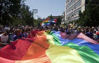 <p>Participantes estendem bandeira LGBT durante Parada Gay, em Havana, Cuba, em 10 de maio</p>