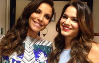 <p>A cantora posou com a atriz Bruna Marquezine nos bastidores do programa</p>