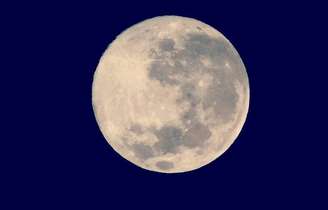 <p>Às 5h26 deste domingo, segundo a agência meteorológica Climatempo, foi possível observar a Lua no perigeu, isto é, quando foi atingida a menor distância entre o centro da Terra e o centro da Lua; foto registrada às 5h23 em Arapoti, no Paraná</p>