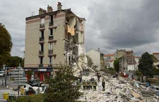 Bombeiros trabalham em escombros após explosão de prédio em Paris