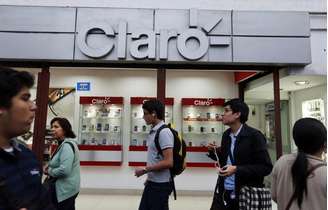 Imagen de una tienda Claro vista en la ciudad peruana de Lima. 25 agosto, 2014.  Colombia inició el martes un proceso para adjudicar en subasta su espectro disponible en las bandas de 900 y 1.900 Megahertz(MHz), con el que busca mejorar la calidad y la cobertura del deficiente servicio de telefonía móvil celular, así como continuar el despliegue de internet de banda ancha.